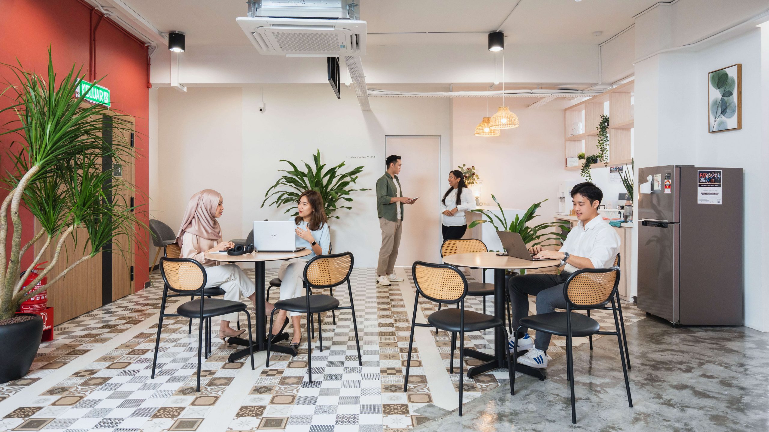 5 Reasons Why You Should Hustle in Co-working Spaces Than Cafes